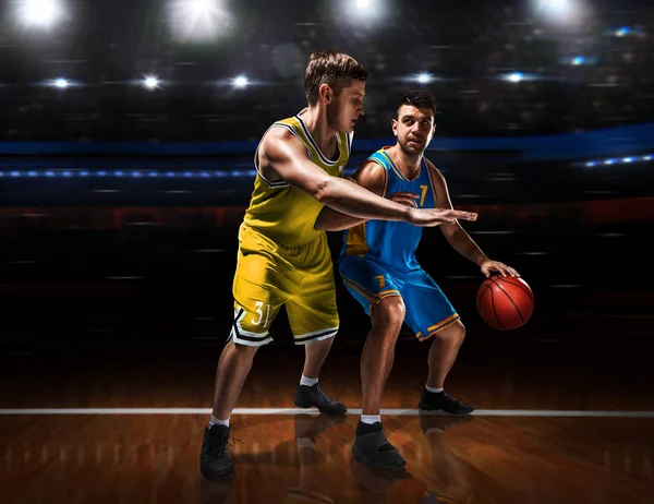 Dwóch graczy koszykówkę bójka podczas meczu — Zdjęcie stockowe