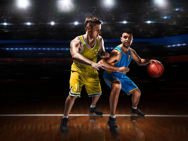 Два баскетболиста в схватке во время баскетбольного матча — стоковое фото