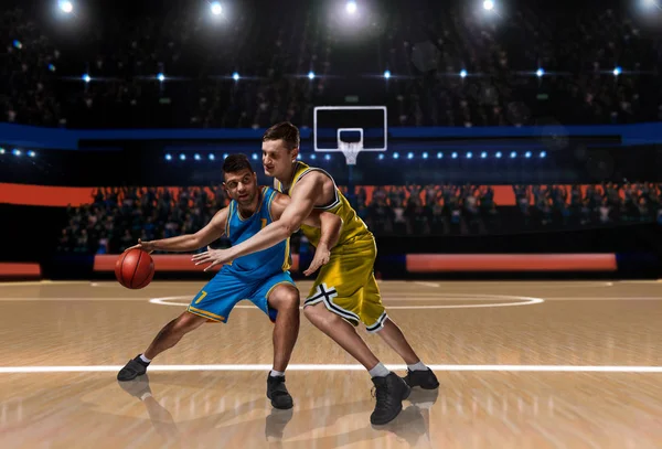 Dos jugadores de baloncesto en scrimmage durante el partido de baloncesto — Foto de Stock