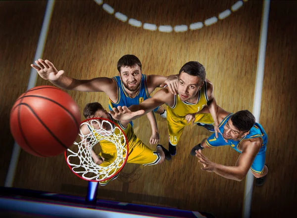 Cuatro jugadores de baloncesto durante el scrimmage en la arena del baloncesto — Foto de Stock