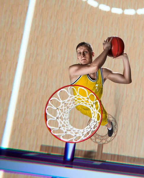 Jugador de baloncesto haciendo slam dunk en la arena de baloncesto — Foto de Stock