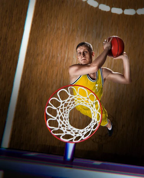 Giocatore di pallacanestro facendo schiacciare schiacciare sull'arena di basket — Foto Stock