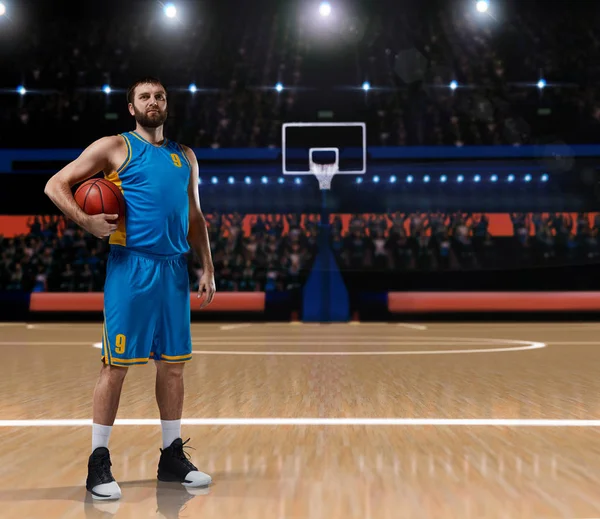 Jugador de baloncesto im uniforme azul de pie en la cancha de baloncesto — Foto de Stock
