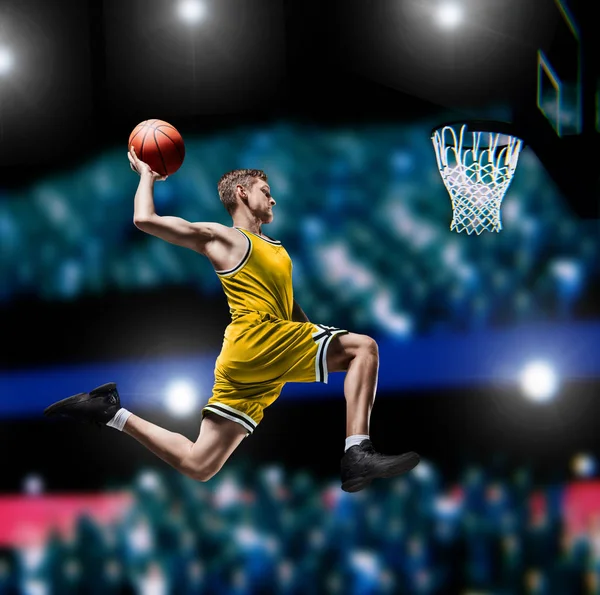 Basketballspieler macht Slam Dunk auf Basketball-Arena — Stockfoto