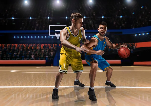 hücum basketbol sırasında iki basketbol oyuncu maç