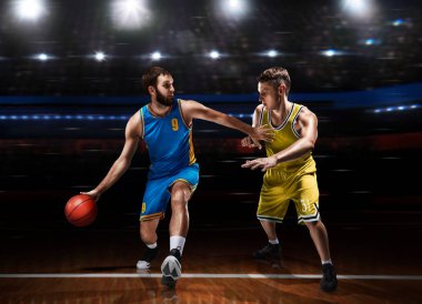 hücum basketbol sırasında iki basketbol oyuncu maç