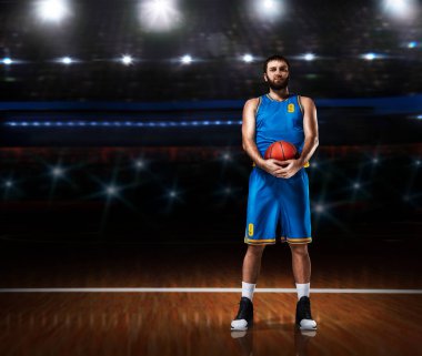 basketbol oyuncusu im mavi üniforma ayakta basketbol sahası