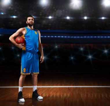 basketbol oyuncusu im mavi üniforma ayakta basketbol sahası