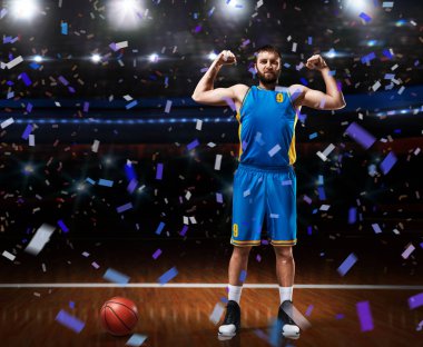 basketbol oyuncusu im mavi üniforma ayakta basketbol sahası