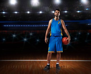 basketbol sahası üzerinde mavi üniforma duran basketbolcu