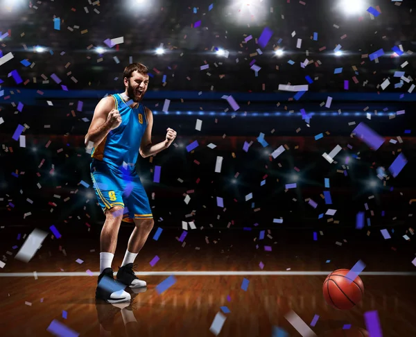 Jogador de basquete comemorando a vitória na arena de basquete — Fotografia de Stock