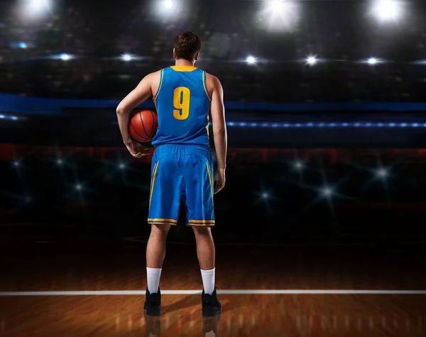 Баскетболист в синей форме на баскетбольной площадке — стоковое фото