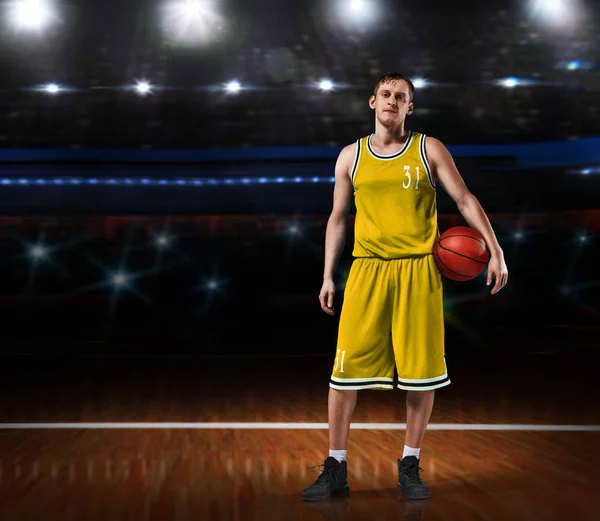 Koszykarz w żółty jednolite stojący na boisko do koszykówki — Zdjęcie stockowe