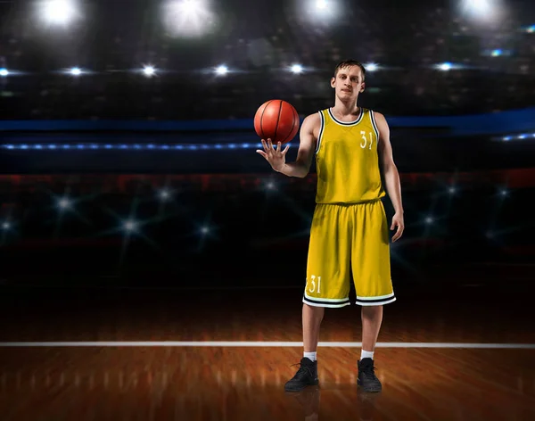 Basketballspieler in gelber Uniform steht auf Basketballplatz — Stockfoto