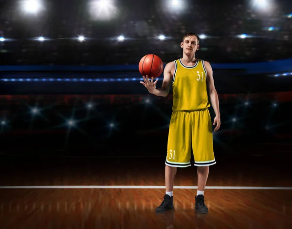 Jugador de baloncesto en uniforme amarillo de pie en la cancha de baloncesto — Foto de Stock