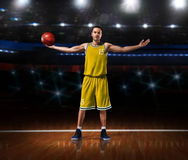 Баскетболист в желтой форме, стоящий на баскетбольной площадке — стоковое фото