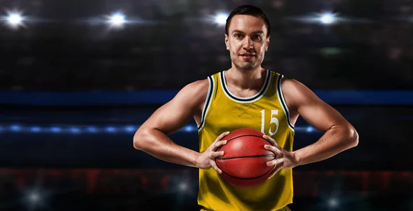 Jogador de basquete em uniforme amarelo em pé na quadra de basquete — Fotografia de Stock