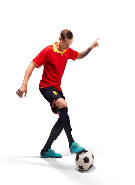Fußballspieler kontrolliert den Ball isoliert auf Weiß — Stockfoto