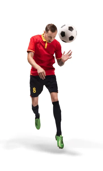 Joueur de football frappant le ballon avec la tête isolée sur blanc — Photo