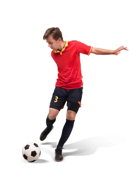 Jugador de fútbol pateando la pelota en el aislado en blanco — Foto de Stock