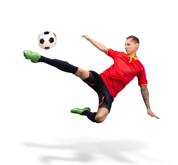 Футболіст штовхає м'яч у повітрі ізольовано на білому — стокове фото