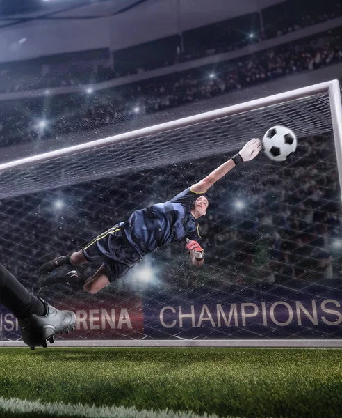 Goleiro pulando para a bola no jogo de futebol — Fotografia de Stock