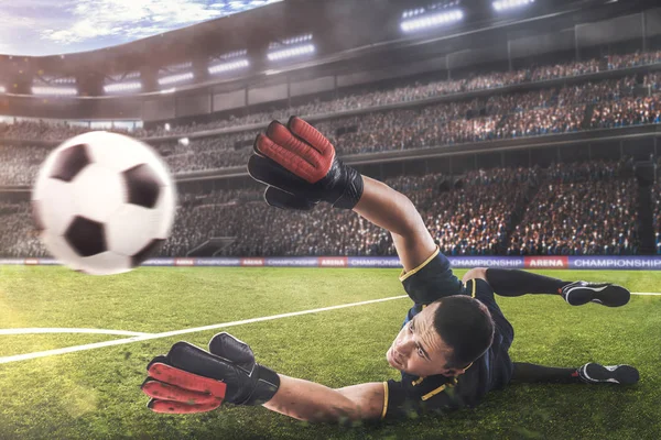 Вратарь прыгает за мячом на футбольном матче — стоковое фото