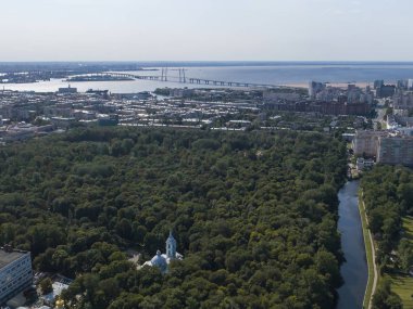 Saint Petersburg, dron fotoğraf, yaz günü panoramik manzaralı. Vasilyevsky Adası. Smolensk ortodoks mezarlığı