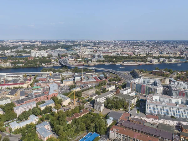Saint Petersburg, dron fotoğraf, yaz günü panoramik manzaralı. Vasilyevsky Adası. Malaya Neva Nehri üzerinde köprü — Stok fotoğraf
