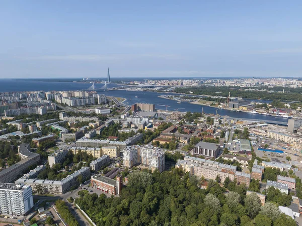 Vista panorámica de San Petersburgo, foto del dron, día de verano. Isla Vasilyevsky. Puente sobre el río Malaya Neva —  Fotos de Stock