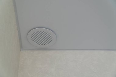 Beyaz tavana yuvarlak Klima çıkışı