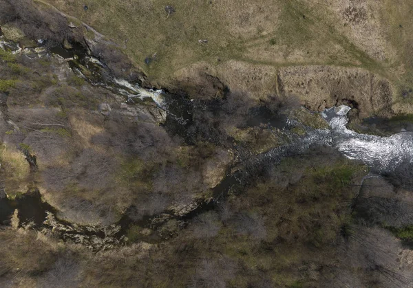 Foto aérea del pueblo de Gileva, río y pequeña cascada. Soleado, primavera — Foto de Stock