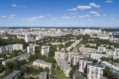 Yaz ortalarında bir Ekaterinburg kentin üstten aşağı hava drone görüntü, arka bahçe çim çim ve ağaçlar yemyeşil.