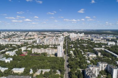 Yaz ortalarında bir Ekaterinburg kentin üstten aşağı hava drone görüntü, arka bahçe çim çim ve ağaçlar yemyeşil.