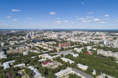 Yaz ortalarında bir Ekaterinburg kentin üstten aşağı hava drone görüntü, arka bahçe çim çim ve ağaçlar yemyeşil.