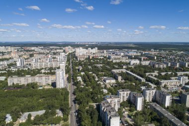 Yaz ortalarında bir Ekaterinburg kentin üstten aşağı hava drone görüntü, arka bahçe çim çim ve ağaçlar yemyeşil.