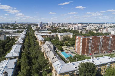 Yaz ortalarında bir Ekaterinburg kentin üstten aşağı hava drone görüntü, arka bahçe çim çim ve ağaçlar yemyeşil.