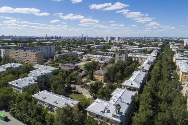 Yaz ortalarında bir Ekaterinburg kentin üstten aşağı hava drone görüntü, arka bahçe çim çim ve ağaçlar yemyeşil.