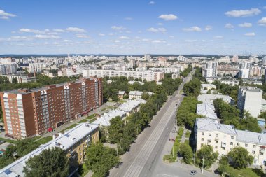 Yaz ortalarında bir Ekaterinburg kentin üstten aşağı hava drone görüntü, arka bahçe çim çim ve ağaçlar yemyeşil.
