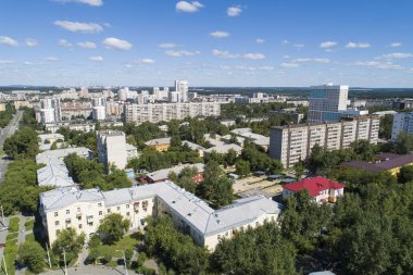 Yaz ortalarında bir Ekaterinburg kentin üstten aşağı hava drone görüntü, arka bahçe çim çim ve ağaçlar yemyeşil.