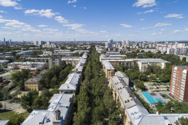 Yaz ortalarında bir Ekaterinburg kentin üstten aşağı hava drone görüntü, arka bahçe çim çim ve ağaçlar yemyeşil.