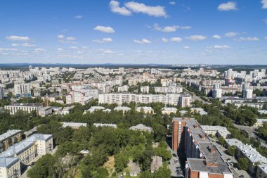 Yaz ortalarında bir Ekaterinburg kentin üstten aşağı hava drone görüntü, arka bahçe çim çim ve ağaçlar yemyeşil.