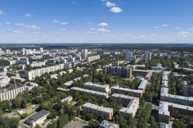Yaz ortalarında bir Ekaterinburg kentin üstten aşağı hava drone görüntü, arka bahçe çim çim ve ağaçlar yemyeşil.