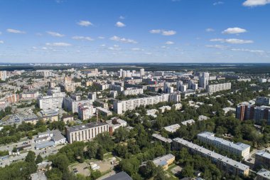 Yaz ortalarında bir Ekaterinburg kentin üstten aşağı hava drone görüntü, arka bahçe çim çim ve ağaçlar yemyeşil.