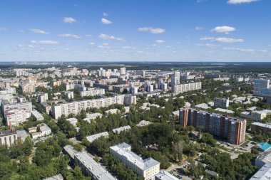 Yaz ortalarında bir Ekaterinburg kentin üstten aşağı hava drone görüntü, arka bahçe çim çim ve ağaçlar yemyeşil.