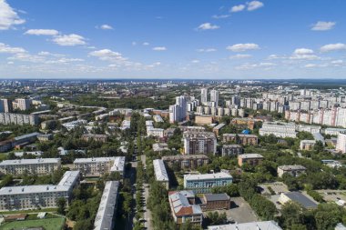 Yaz ortalarında bir Ekaterinburg kentin üstten aşağı hava drone görüntü, arka bahçe çim çim ve ağaçlar yemyeşil.