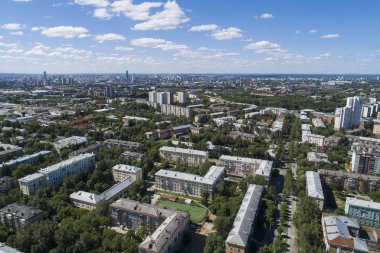 Yaz ortalarında bir Ekaterinburg kentin üstten aşağı hava drone görüntü, arka bahçe çim çim ve ağaçlar yemyeşil.