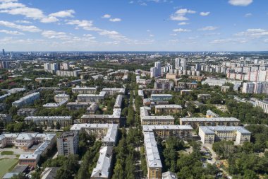 Yaz ortalarında bir Ekaterinburg kentin üstten aşağı hava drone görüntü, arka bahçe çim çim ve ağaçlar yemyeşil.
