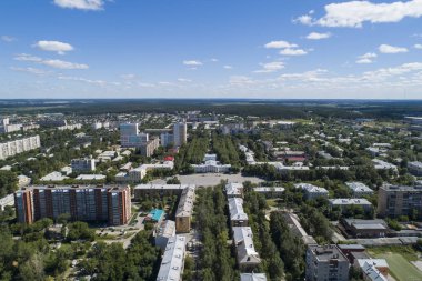 Bir Ekaterinburg şehir ve kültür evi yaz ortasında kare ile yukarıdan aşağı havadan drone görüntü, arka bahçe çim çim ve ağaçlar yemyeşil.