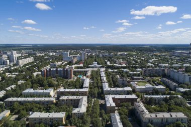Bir Ekaterinburg şehir ve kültür evi yaz ortasında kare ile yukarıdan aşağı havadan drone görüntü, arka bahçe çim çim ve ağaçlar yemyeşil.